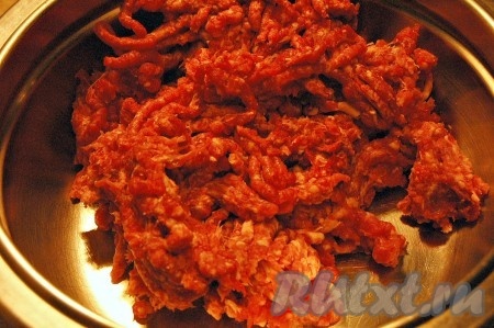 Мясо для люля-кебаба обязательно должно быть с жирком. Кто не торопится, пусть мясо мелко нарежет ножом. А кто торопится, как я сегодня, пусть перемелят мясо через мясорубку.