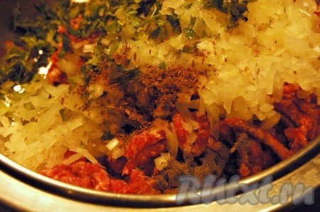Добавить к мясному фаршу лук, кинзу, соль, черный молотый перец и растертую в ступке зиру.