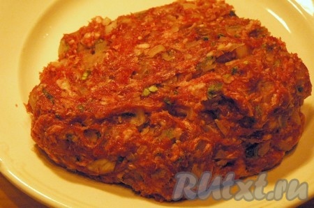 Очень тщательно перемешать, отбить, и вынести на холод на 30 минут.