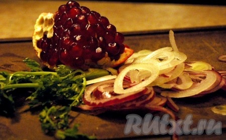 Помимо маринованного репчатого лука, в качестве гарнира приготовить свежую зелень кинзы и зерна граната.