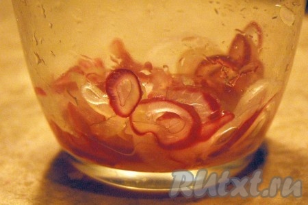 Для гарнира очень хорошо замариновать репчатый лук. Для этого лук нарезать тонкими кольцами, сложить в миску, залить кипятком, выдержать в кипятке 5 минут, затем промыть в холодной воде, сложить в миску, добавить по вкусу соль, сахар, лимонный сок.