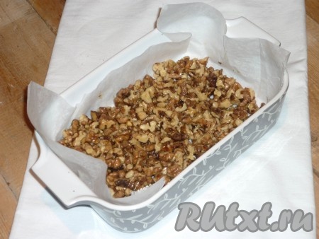 Форму застелить пергаментом (если не уверены в качестве пергамента, то его нужно смазать тонким слоем растительного масла), выложить ореховую массу, разровнять. Дать остыть и отправить в холодильник на один час.&nbsp;
