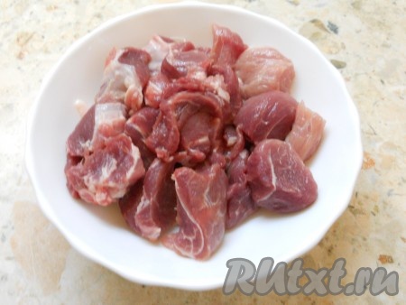 Свинину нарезать небольшими кусочками.
