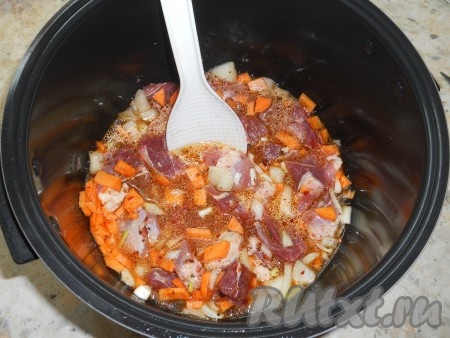 Влить в чашу воду, все перемешать.