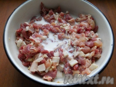 Влить холодное молоко.