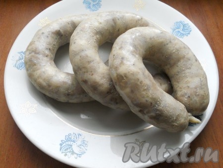 Выставить программу "Мультиповар", температуру - 95 градусов, время приготовления - 2 часа. В кастрюле варить домашнюю украинскую колбасу, не давая кипеть воде или при очень слабом кипении, такое же время. Готовую колбаску вынуть из воды, немного остудить.
