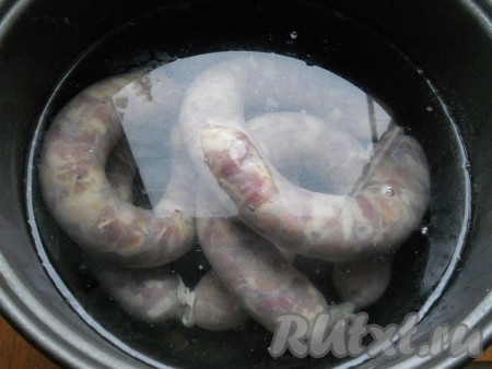 Далее колбасу поместить в чашу мультиварки (или кастрюлю), залить холодной водой.