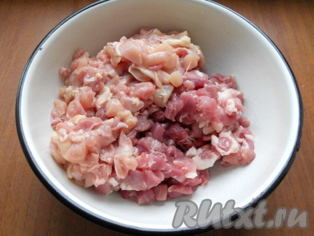 Свинину и курицу нарезать небольшими кусочками (чем мельче - тем лучше).
