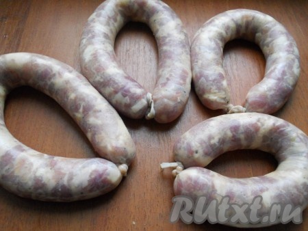 Черева (кишки) замочить минут на 30 в воде с небольшим количеством лимонного сока или уксуса, промыть их внутри под проточной водой, надев кишку на гусак крана. Наполнить кишки подготовленным фаршем с помощью насадки для колбас или обрезанной пластиковой бутылки. Края туго перевязать. Наполнять кишки не слишком плотно! Колбасу проколоть иголкой в нескольких местах и поместить в холодильник на 4-5 часов.
