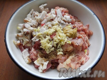 Добавить нарезанное мелкими кубиками свиное сало, пропущенный через пресс чеснок, соль, перец, кориандр и горчицу.
