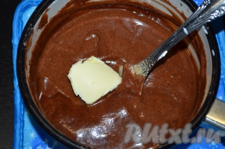 Огонь выключить и добавить масло, перемешать до полного растворения.