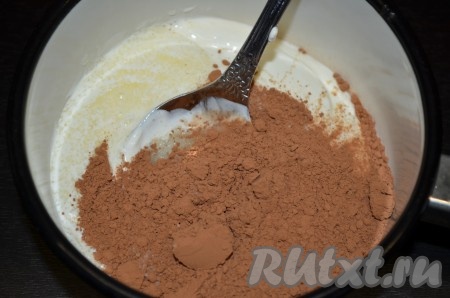 Пока кулич остывает, приготовим шоколадную глазурь. Для этого в маленькой кастрюльке смешать сметану, сахар и какао-порошок. Перемешать, поставить на меленький огонь и, постоянно помешивая, довести до кипения. Должна получиться однородная масса.