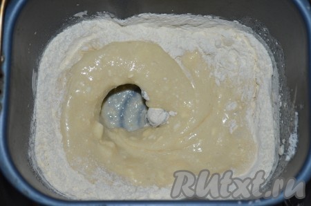 После включения режима замешивания теста в чашу хлебопечки постепенно добавлять муку. После добавления всей муки (и при замешивании теста в хлебопечке, и при замешивании вручную) тесто должно получиться липким и однородным. 