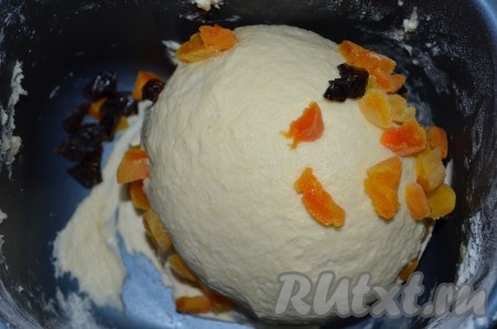 В конце замеса в хлебопечку добавить обсушенные сухофрукты. Если замешиваете вручную, сухофрукты добавляем в уже готовое замешанное тесто, просто перемешиваем их с тестом.
