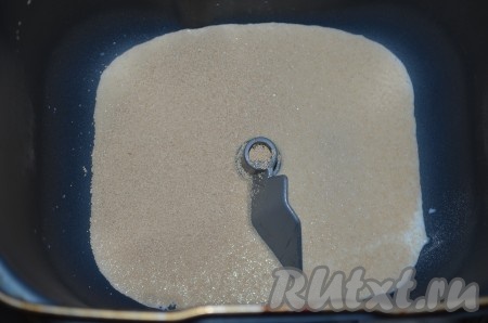 Все продукты для приготовления теста должны быть комнатной температуры, молоко нужно подогреть, чтобы было теплым. В чашу хлебопечки (или, если замешиваете тесто вручную, в отдельную ёмкость) налить молоко, добавить дрожжи и 2 чайные ложки сахара, перемешать и оставить на 10 минут до появления пышной шапочки.
