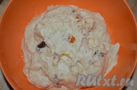 Переложить тесто для творожного кулича в миску, накрыть его пленкой.
