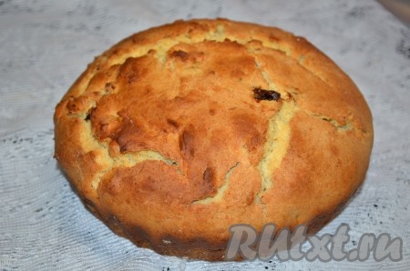 Кулич должен хорошо подрумяниться в духовке. Готовый творожный кулич достать из формы и остудить.
