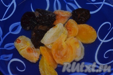 Сухофрукты замочить в теплой воде на 30 минут. Затем воду слить, сухофрукты обсушить, нарезать (если крупные).