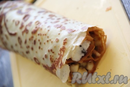 Завернуть блины в плотный рулет.