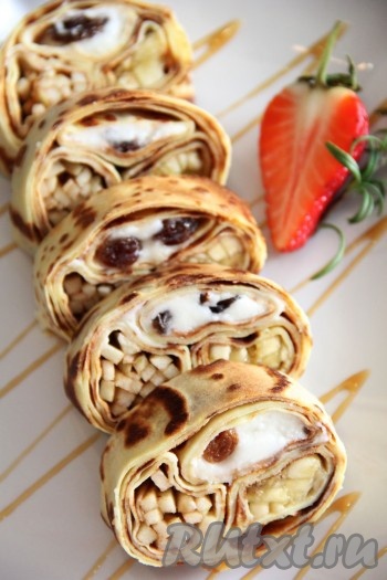 Вот такая красота получилась. Очень вкусный блинный рулет с начинкой готов!