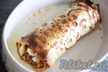  Запечь блинный рулет при 180-200 градусах примерно 5-7 минут.