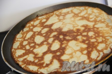  Выпекать блины с двух сторон до золотистого цвета.