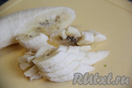 Банан очистить и нарезать соломкой.