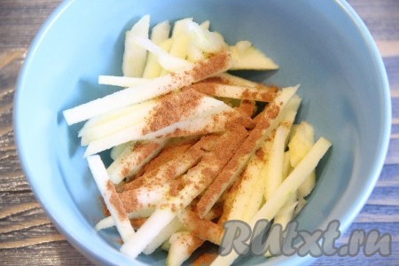 Присыпать ломтики яблока корицей и аккуратно перемешать.