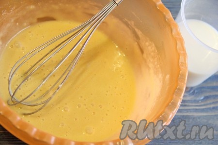 Всё тщательно перемешать до однородного состояния. Затем влить в тесто молоко.