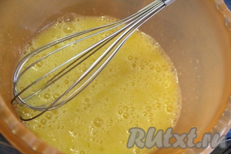 С помощью венчика слегка взбить яйца.