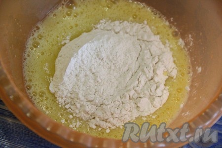  Затем всыпать муку.