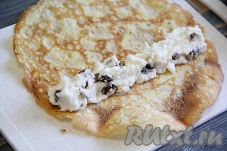  Готовые блинчики слегка остудить. Выложить на блин творожную начинку. 