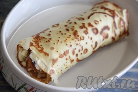 Форму для выпекания смазать сливочным или растительным маслом. Выложить получившийся блинный рулет в форму и поставить в разогретую духовку. 

 
