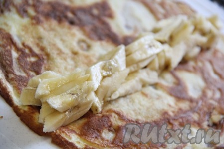  Выложить дольки банана на блин.