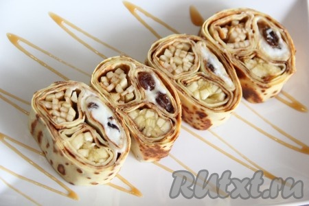 Аппетитный, очень вкусный блинный рулет с начинкой нарезать на кусочки и выложить на плоскую тарелку. Тарелочку можно полить сиропом или сгущёнкой, по желанию украсить мятой или свежими ягодами.