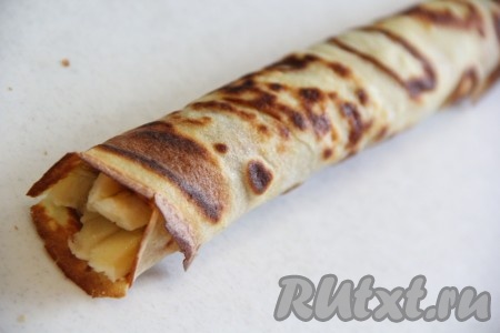 Свернуть блин с бананом в плотную трубочку.