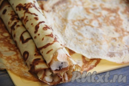 Выложить два-три блина внахлёст. Поверх блинов выложить три блинных трубочки с начинкой.
