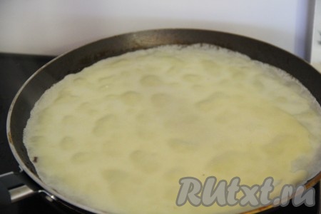 Сковороду для выпекания блинов хорошо разогреть. Смазать сковороду маслом только перед первым блином. Вылить немного теста и хорошо распределить его по сковороде.
