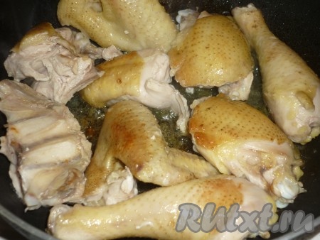 На сковороде разогреть растительное масло, выложить кусочки домашней курочки и обжарить со всех сторон до золотистой корочки. 