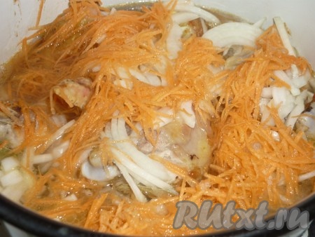 Залить водой, так, чтобы мясо было полностью покрытым. Отправить на плиту, довести до кипения, затем огонь уменьшить, накрыть крышкой и тушить 60-90 минут до полной готовности мясо.