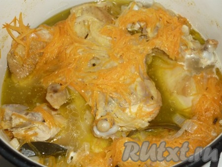 Время приготовления во многом зависит от мяса. Не смотря на то, что домашняя курочка тушится достаточно долго, она получается намного вкуснее купленной в магазине.
