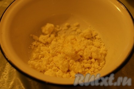 Творог смешать с ванилином, медом и маслом. 