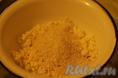 Постепенно добавить овсяную муку, замешивая эластичное тесто. (!) Овсяную муку можно взять готовую или перемолоть овсяные хлопья в мелкую крошку с помощью блендера.
