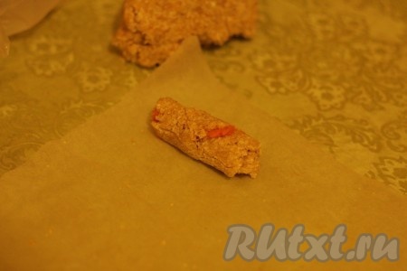 Раскатать тесто и можно сделать вот такие трубочки, смазав тесто тыквенным пюре.