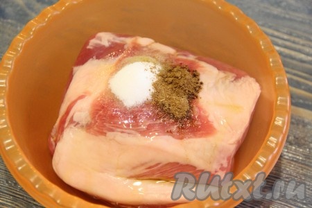 Мясо хорошо промазать маслом, затем добавить соль, мускатный орех и смесь перцев.
