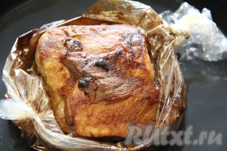 Запекать свинину в разогретой духовке часа 2 при температуре 180 градусов. Готовую буженину остудить прямо в рукаве в течение 4-5 часов. Затем достать буженину из рукава, нарезать на тонкие ломтики и подать к столу.
