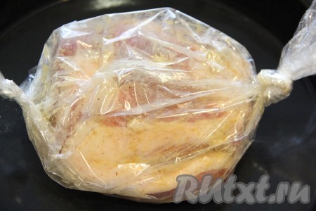 Замаринованную свинину переложить в рукав для запекания, плотно завязать рукав с двух сторон. На верхней поверхности рукава сделать проколы с помощью зубочистки.
