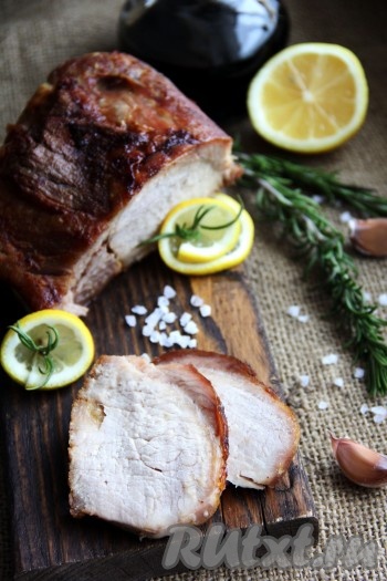 Буженина из свинины получается сочной, ароматной и очень вкусной. От ломтика такого мяса отказаться так сложно!
