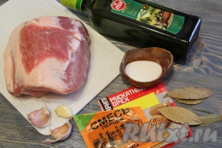Приготовить продукты. Свинину вымыть под проточной водой, затем обсушить бумажным полотенцем.
