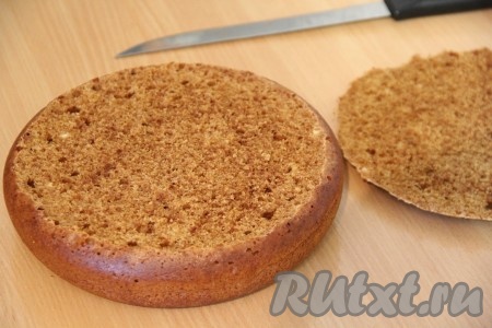 С коржа срезать верхушку.